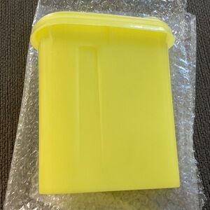 Tupperware store and pour 1 quart sunny yellow containers set of 2